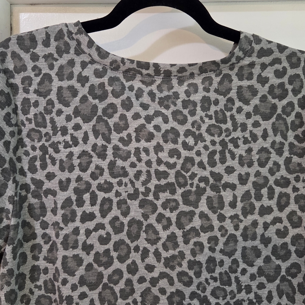 Women's Zoe&Liv Gray Leopard Print T Shirt, Size XL - Picture 6 of 7